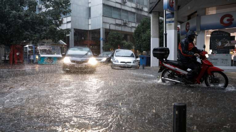 Αλλάζει ο καιρός: Έντονα φαινόμενα με καταιγίδες και ισχυρούς ανέμους - Σε επιφυλακή Αττική και Ν. Εύβοια