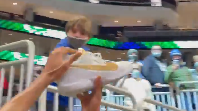 Σκορπάει χαρά: O Γιάννης Αντετοκούνμπο χάρισε τα παπούτσια του σ’ ένα αγοράκι