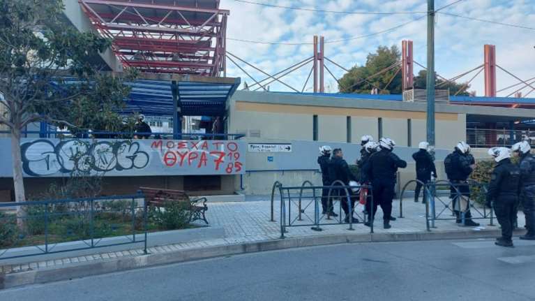 Αντιεξουσιαστές έξω από τα κεντρικά γραφεία της ΝΔ - Πέταξαν τρικάκια και σήκωσαν πανό για τον Κουφοντίνα [Εικόνες]