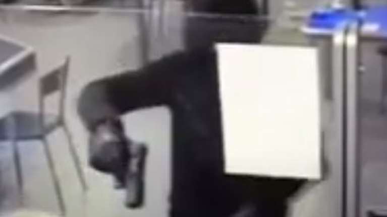 Βάρη: Συνελήφθη ο ληστής με την υγειονομική μάσκα που χτύπησε περίπτερο, βενζινάδικο και πρακτορείο ΟΠΑΠ σε έναν μήνα