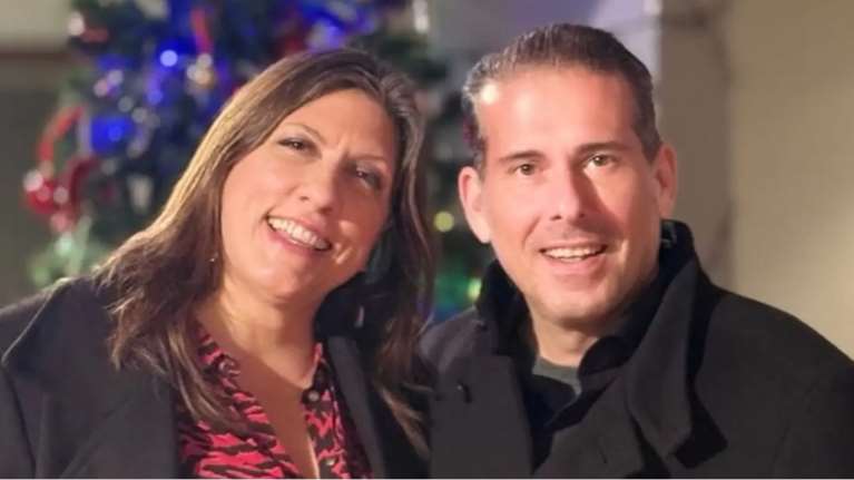 Χαλαρή η Ζωή Κωνσταντοπούλου: Πίνει το κρασάκι της ενώ ο Διαμαντής Καραναστάσης κόβει τη γαλοπούλα [εικόνες}