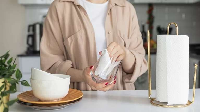 Οι 4 επιφάνειες που δεν πρέπει ποτέ να καθαρίζεις με χαρτί κουζίνας