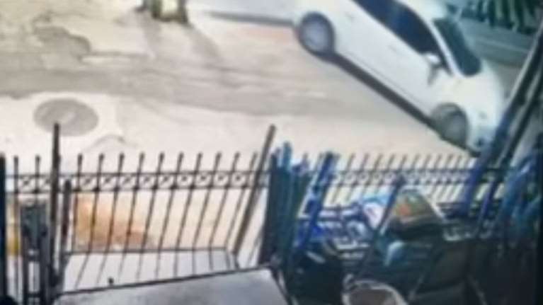 Ψυχικό: Η στιγμή που οι δύο κατηγορούμενοι για τη δολοφονία του τοπογράφου &quot;εξαφανίζουν&quot; τα οχήματά τους