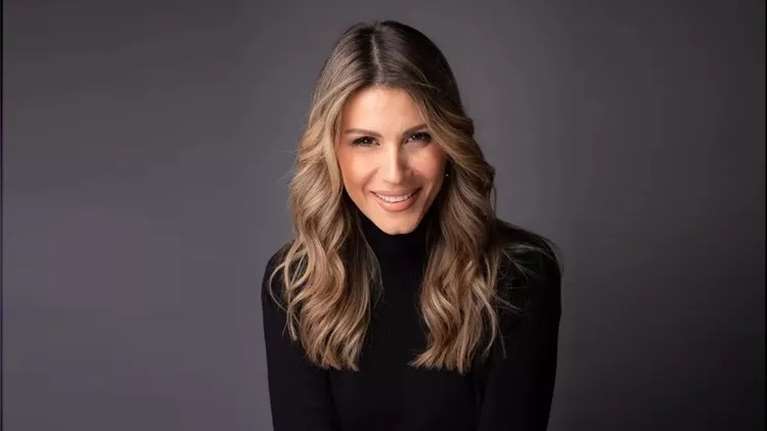 Όταν η Άννα Κανδαράκη πέταξε την περούκα και μίλησε με θάρρος για όσα μάς φοβίζουν