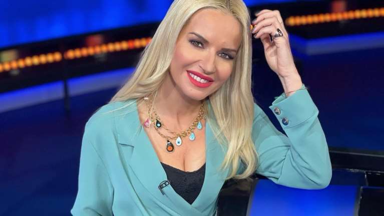 Έτοιμη για το καλοκαίρι η Μαρία Μπεκατώρου - Το all time classic μανικιούρ που υιοθέτησε