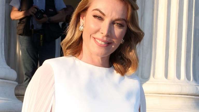 Η λινή φούστα της Τατιάνας Στεφανίδου είναι το πιο στιλάτο κομμάτι στο Zara