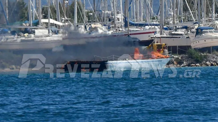 Πρέβεζα: Φωτιά σε ιστιοφόρο έξω από τη μαρίνα Ακτίου  [Εικόνες - Βίντεο]
