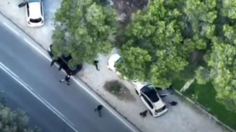 Bίντεο με τη σύλληψη 29χρονου που &quot;μοίραζε&quot; ναρκωτικά σε Νέα Μάκρη και Μαραθώνα - Πώς τον έπιασαν