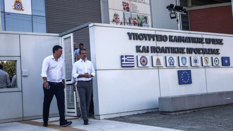 Φωτιές: Ξανά στο συντονιστικό της Πυροσβεστικής ο Κυριάκος Μητσοτάκης - Δεν πάει Μεσσηνία και Ρώμη