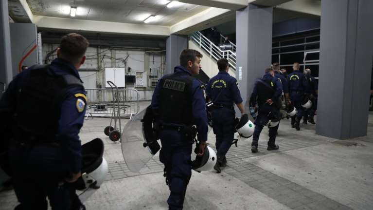 Παναθηναϊκός-Ολυμπιακός: Σοβαρά επεισόδια στο ΟΑΚΑ, μάχες οπαδών με ΜΑΤ και τραυματισμοί