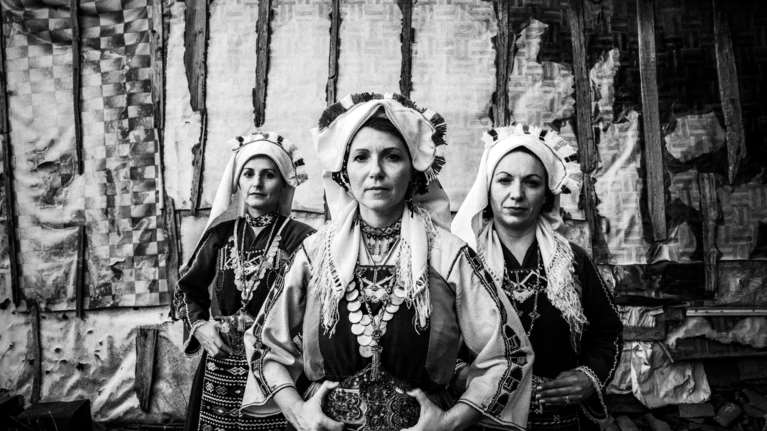 Γιώργος Τατάκης: Ο φωτογράφος που φώτισε στους New York Times την παράδοση και τις αθέατες πλευρές της Ελλάδας [εικόνες]