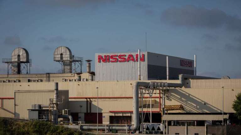 Αναστέλλεται το κλείσιμο των εργοστασίων της Nissan στη Βαρκελώνη