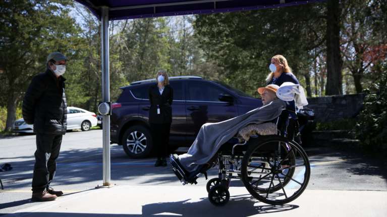 Συγκίνηση σε οίκο ευγηρίας: Συνάντησε μετά από 56 ημέρες τη σύζυγό του που πάσχει από Αλτσχάιμερ