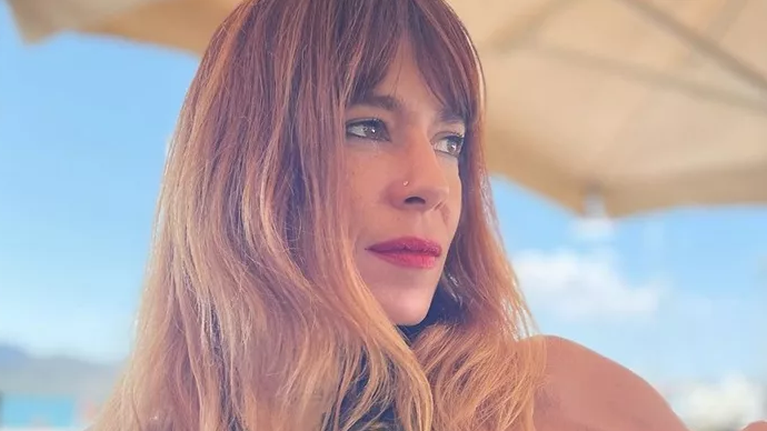 Μυρτώ Αλικάκη: Στα 50 της, ποζάρει με κόκκινο μπικίνι και είναι πιο σέξι από ποτέ