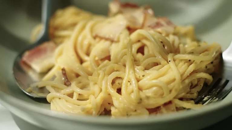 Φτιάξε την πιο γρήγορη ατομική καρμπονάρα με ένα σκεύος