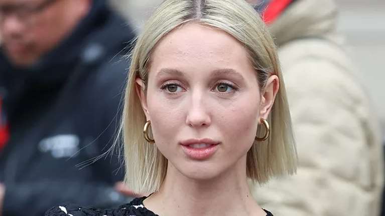 Μαρία Ολυμπία Γλύξμπουργκ: Η cool εμφάνιση σε μουσικό φεστιβάλ με mini κόκκινο φόρεμα και μαύρα αρβυλάκια