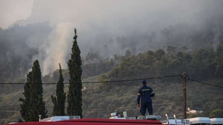 Φωτιά στη Σκιάθο – Επιχειρούν και εναέρια μέσα