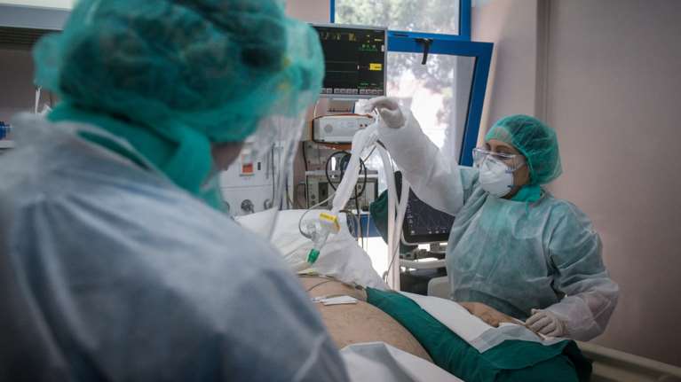 Αυξάνονται τα όπλα για τον κορονοϊό: Εισπνεόμενη ιντερφερόνη μειώνει τον κίνδυνο σοβαρής νόσου και θανάτου