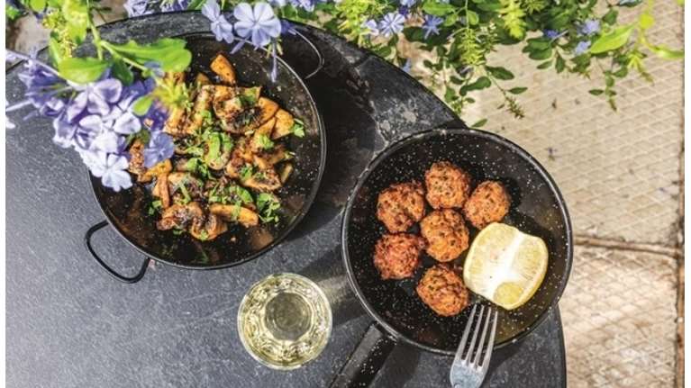 28 εστιατόρια, ταβέρνες και μεζεδοπωλεία που τιμούν την ελληνική κουζίνα