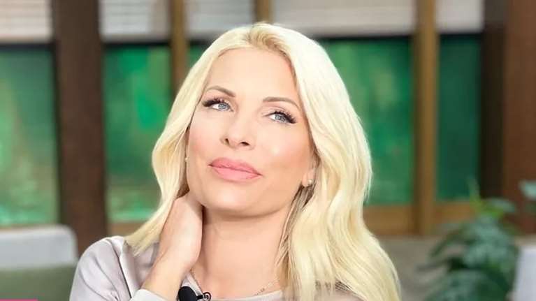 Η απόλυτη καλλονή: Η καστανή Ελένη Μενεγάκη ποζάρει στα 90s και είναι ίδια με την κόρη της Βαλέρια