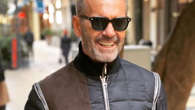 O Πέτρος Κωστόπουλος μαγειρεύει για τους φίλους του στο σπίτι του στο Νέο Ψυχικό - &quot;Αντρικό rib eye για τον Ολυμπιακό&quot;