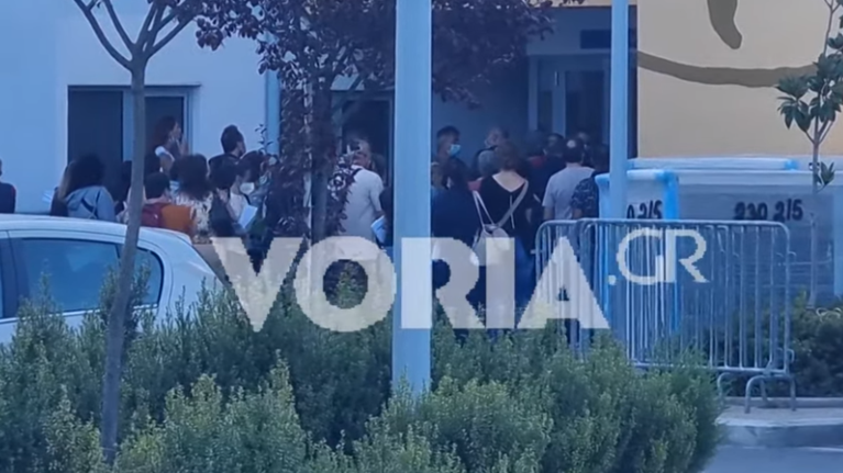 ΑΧΕΠΑ: Υγειονομικοί παραλαμβάνουν τις αναστολές εργασίας - Ένταση με τον Διοικητή του νοσοκομείου [Βίντεο]