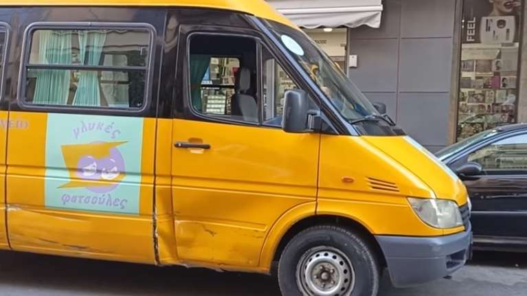 Τροχαίο με ΙΧ και σχολικό λεωφορείο στο κέντρο της Αθήνας - Τραυματίστηκε η συνοδός