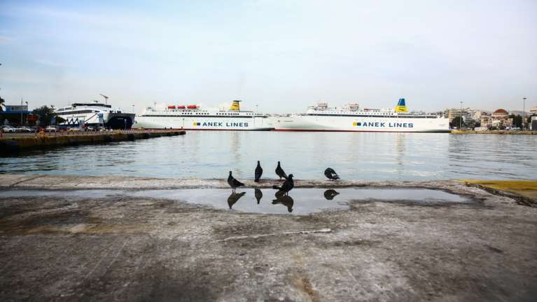 Θρίλερ με σορό ηλικιωμένου που εντοπίστηκε να επιπλέει στο λιμάνι του Πειραιά