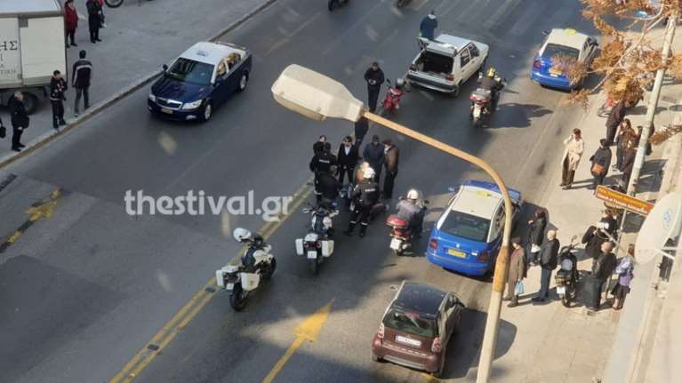 Θεσσαλονίκη: Αυτοκίνητο παρέσυρε μητέρα και τα δύο ανήλικα παιδιά της