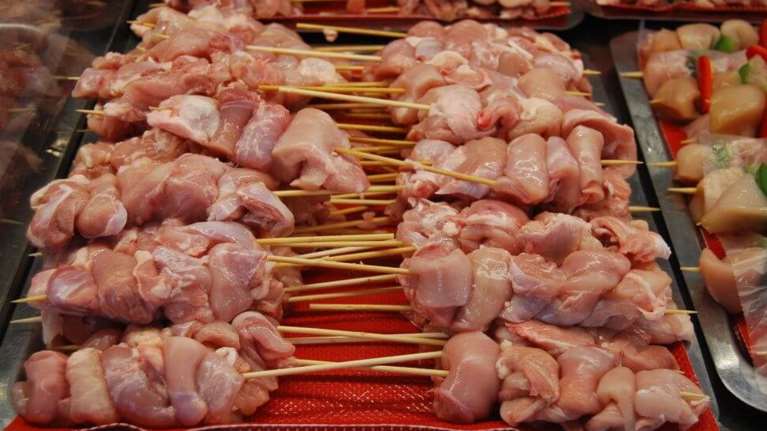 Τρίκαλα: Μερακλήδες διαρρήκτες άνοιξαν γκαράζ και έκλεψαν… σουβλάκια και λουκάνικα