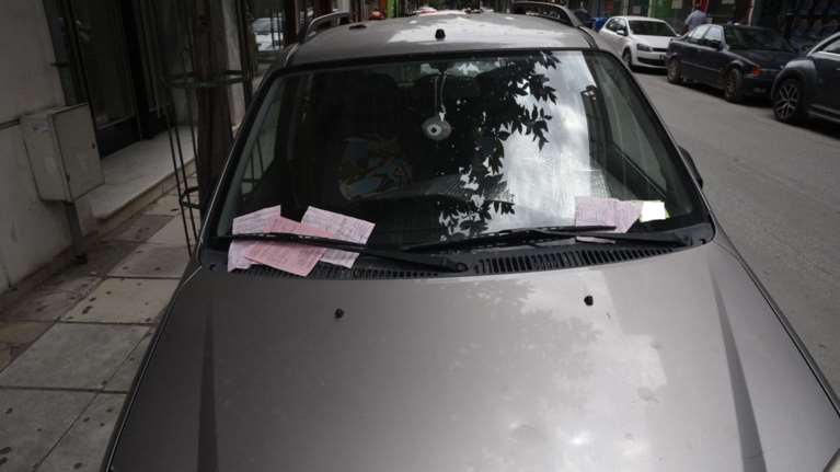 Λάρισα: Συλλογή ...κλήσεων πάνω στο αυτοκίνητο - Γιατί οι αστυνομικοί δεν έκοψαν μόνο μία