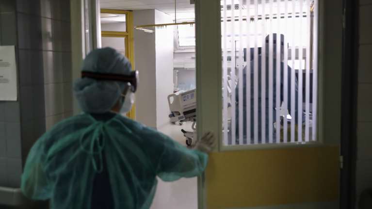 Κορονοϊός: Δραματικοί τόνοι από την ΠΟΕΔΗΝ - Γέμισαν οι ΜΕΘ της Θεσσαλονίκης