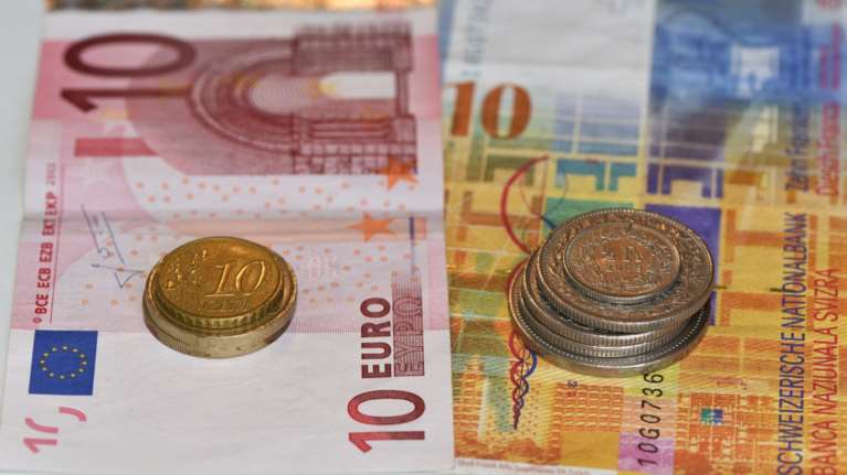 Δάνεια σε ελβετικό φράγκο: Τι προβλέπει η προαιρετική ρύθμιση – Τι υποστηρίζουν οι δανειολήπτες