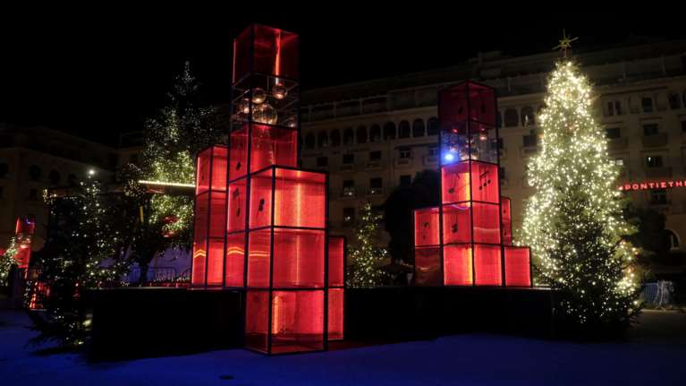 Θεσσαλονίκη: Φωταγωγήθηκε το χριστουγεννιάτικο δέντρο - Στα γιορτινά &quot;ντύθηκε&quot; η πόλη εν μέσω πανδημίας [Εικόνες-Βίντεο]