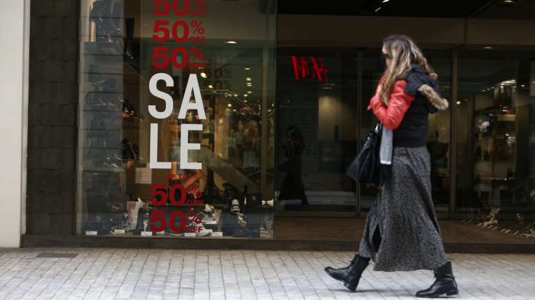 Ξεκινούν οι χειμερινές εκπτώσεις - Ανοικτά τα καταστήματα την Κυριακή 16 Ιανουαρίου