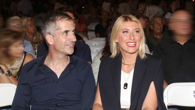 Σία Κοσιώνη - Κώστας Μπακογιάννης: Στόλισαν το χριστουγεννιάτικο δέντρο με τα παιδιά τους - Η εντυπωσιακή διακόσμηση