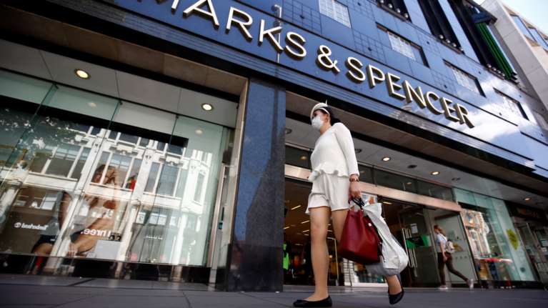 Σοκ από τη Marks and Spencer: Καταργεί 7.000 θέσεις εργασίας