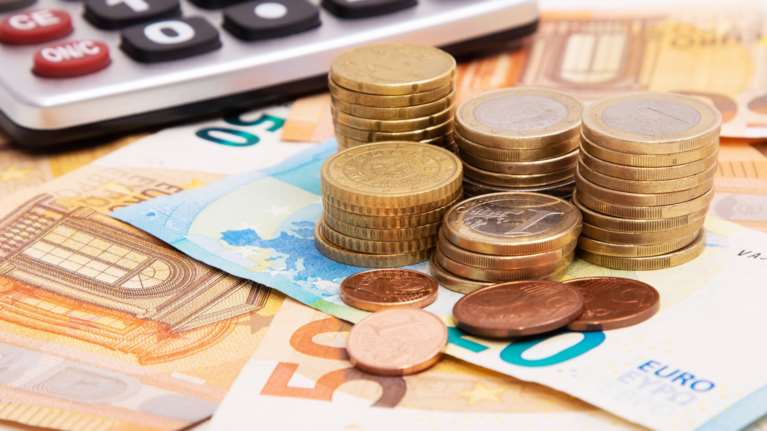 Πόσο αυξάνονται οι μισθοί από το νέο έτος λόγω μείωσης φόρου εισοδήματος