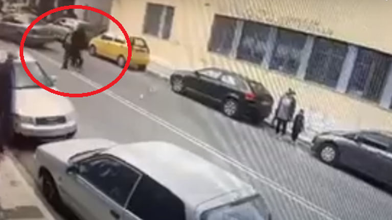 Κυπαρισσία: Βίντεο ντοκουμέντο που κόβει την ανάσα - Ο 72χρονος με το όπλο στο χέρι αμέσως μετά το έγκλημα