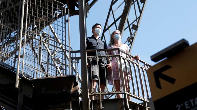 Άνοιξε σήμερα ο Πύργος του Άιφελ μετά από τρεις μήνες [εικόνες]