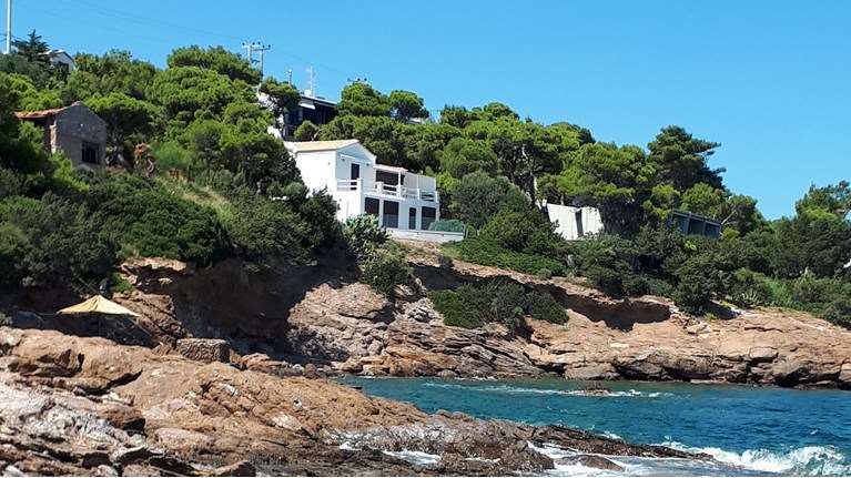 ΝΔ - 10 ερωτήσεις για τη βίλα Τσίπρα: Είχε βγει προς πώληση έναντι 1,2 εκατ. ευρώ;