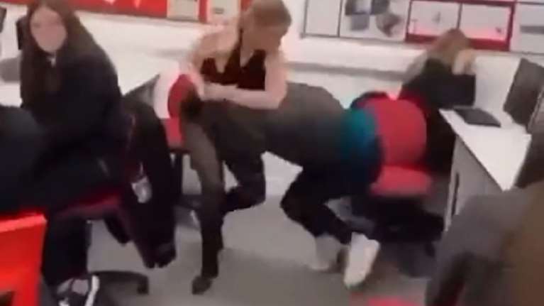 Σκωτία: Αγριο ξύλο μέσα σε σχολική αίθουσα – Ανήλικη χτυπούσε με μανία στο κεφάλι συμμαθήτριά της [βίντεο]