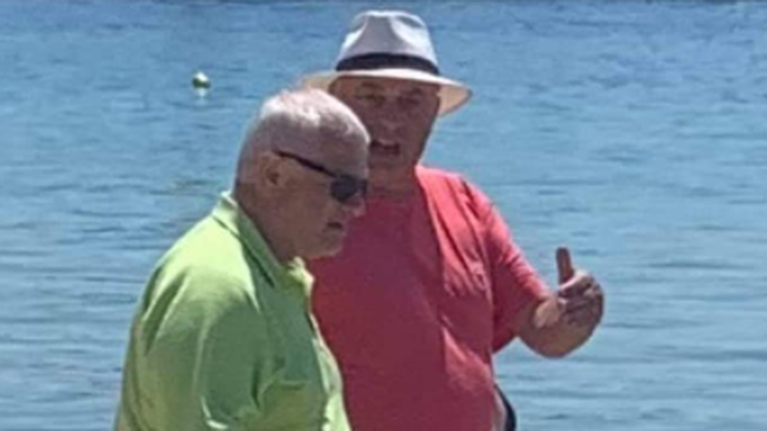 Μελισσανίδης και Κοπελούζος σε beach bar του Μπέου: Απολαμβάνουν με τα μαγιό τους τη θάλασσα στη Σκιάθο [Εικόνες]