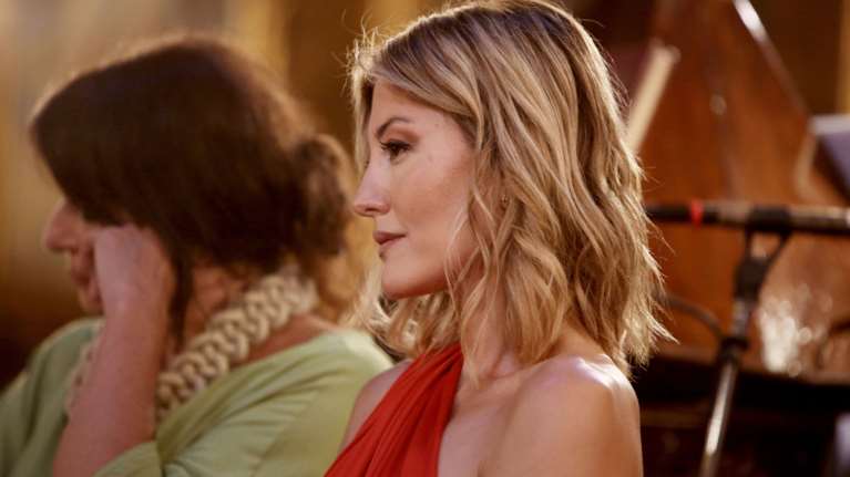 Ράνια Τζίμα: Η πιο κομψή νονά με κόκκινο αρχαιοελληνικό φόρεμα - Βάφτισε την κόρη γνωστών δημοσιογράφων