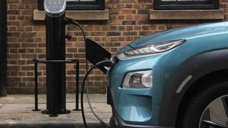 Πόσους σταθμούς φόρτισης χρειάζεται τελικά η Ευρώπη;