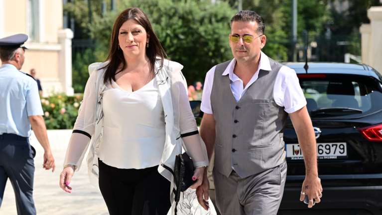 Η Ζωή Κωνσταντοπούλου ορκίστηκε με πολιτικό όρκο - Με θρησκευτικό ο σύντροφός της Διαμαντής Καραναστάσης