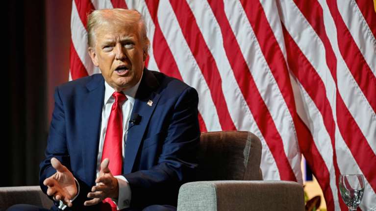 Ο Τραμπ &quot;θα αφήσει ήσυχο&quot; τον πρίγκιπα Χάρι: &quot;Δεν θα τον απελάσω, αρκετά προβλήματα έχει με τη γυναίκα του&quot;