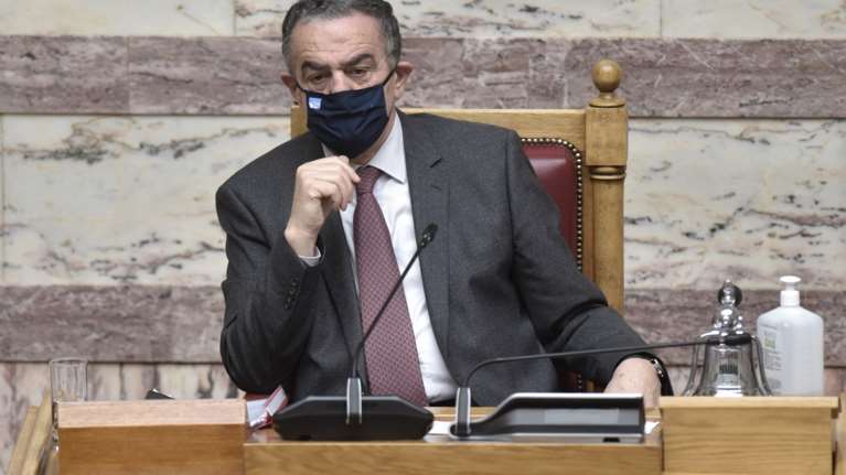 Βουλή: Τα ανοιχτά μικρόφωνα &quot;πρόδωσαν&quot; τον Χαράλαμπο Αθανασίου - &quot;Ήταν στο γραφείο και έπιναν τσίπουρα&quot;