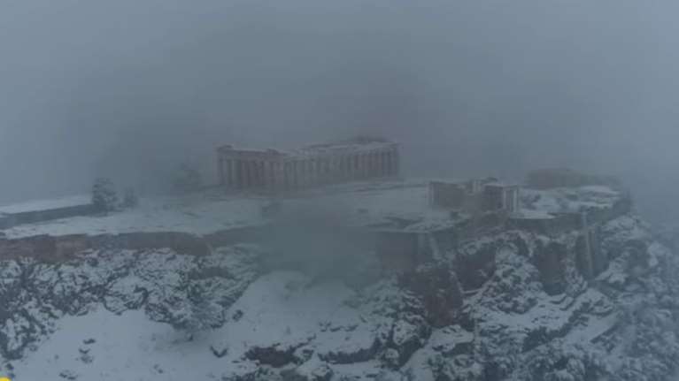 Ακρόπολη: Το ομορφότερο μνημείο του κόσμου στα λευκά από ψηλά [Βίντεο]