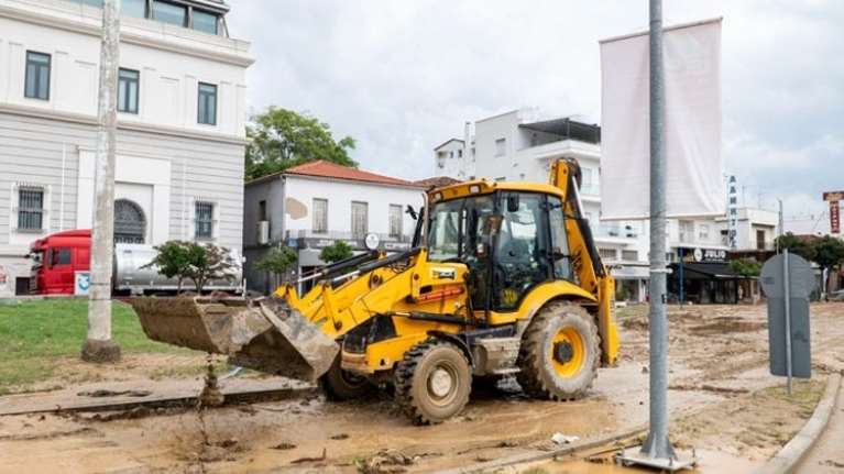 Μάχη με τις λάσπες σε Θεσσαλία και Βόρεια Εύβοια - Αγώνας δρόμου για την αποκατάσταση των ζημιών [εικόνες]